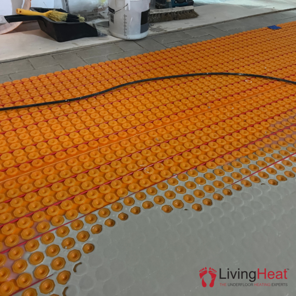 Self-adhesive decoupling mat with lug design for loose wire cables