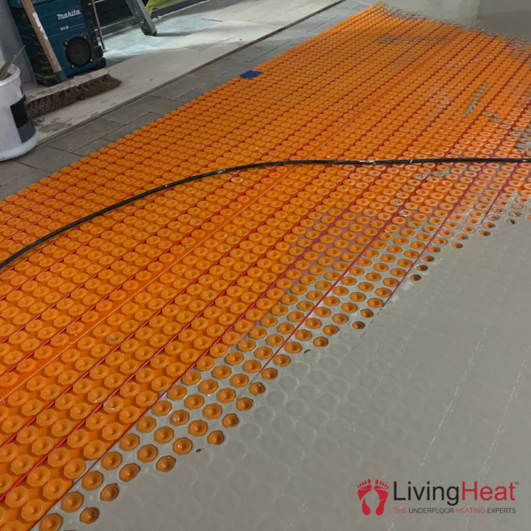 Self-adhesive decoupling mat with lug design for loose wire cables